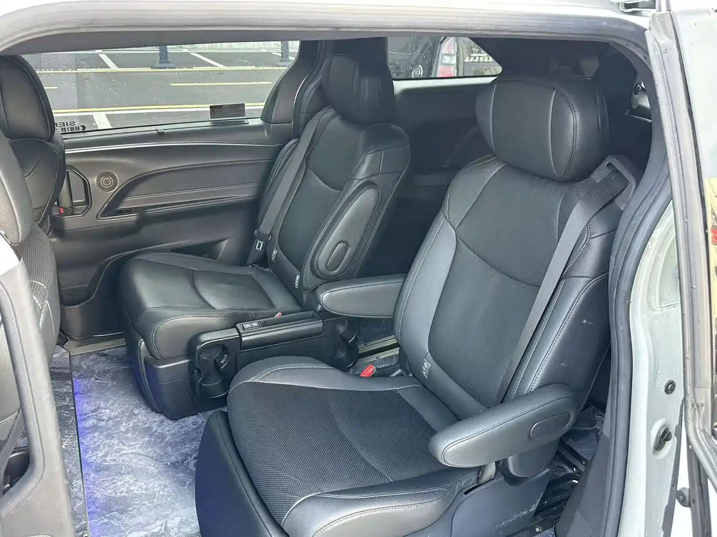 Toyota Sienna 2023 2.5L Hybrid Premium Edition фото 4