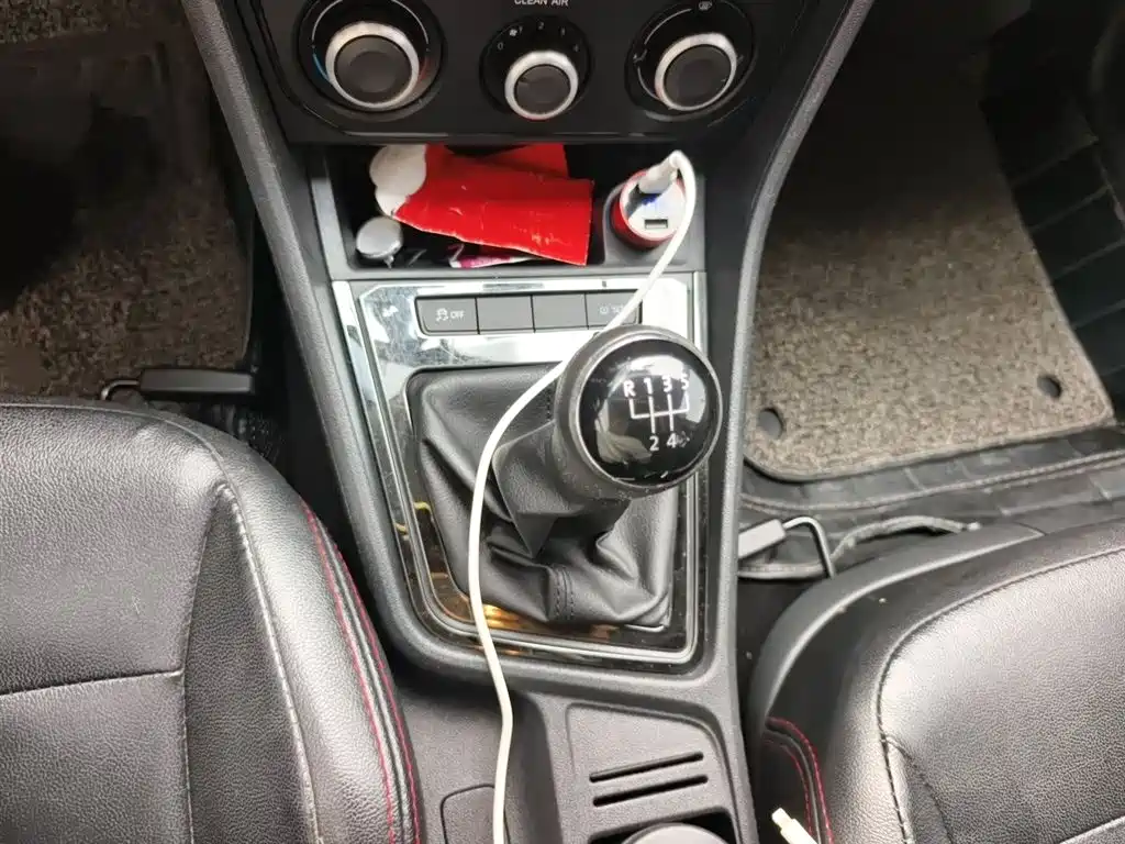 Volkswagen Lavida 2015 1.6L Manual Trend Edition фото 7