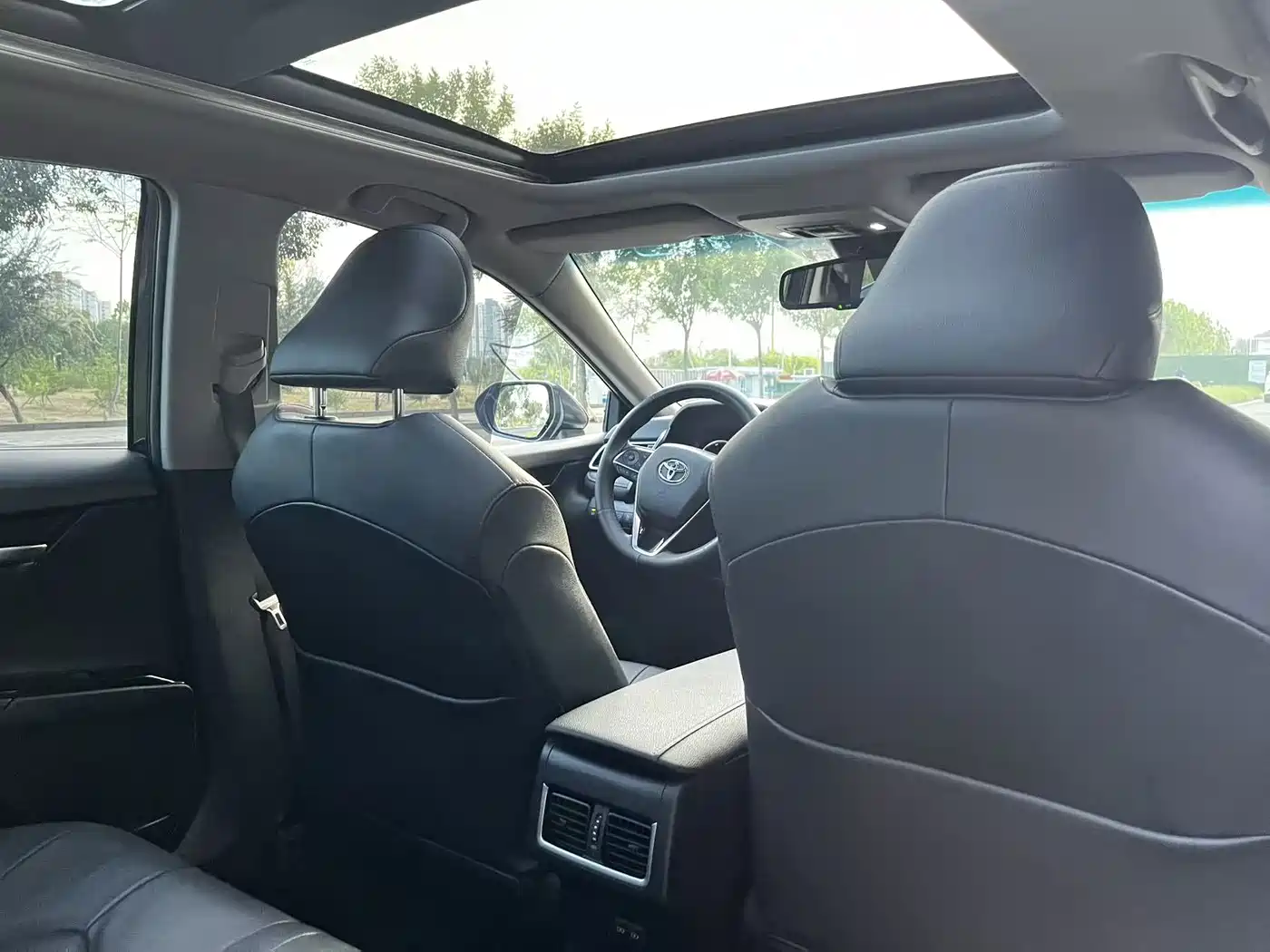 Фото 29 - Toyota Camry