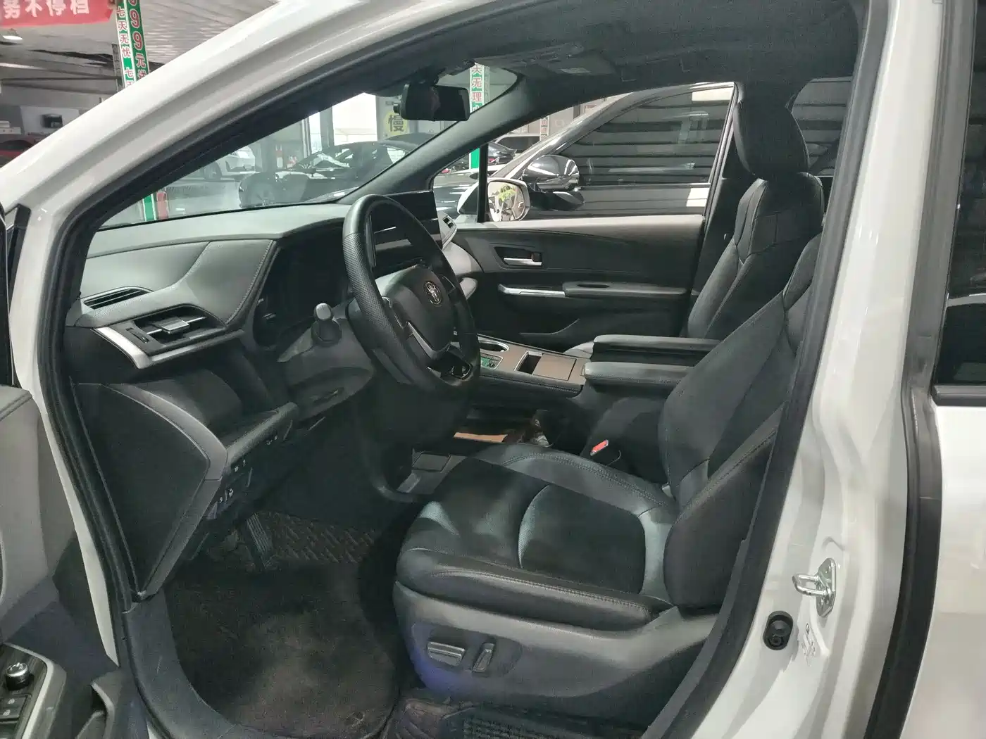 Toyota Sienna 2021 2.5L Hybrid Premium Edition фото 4