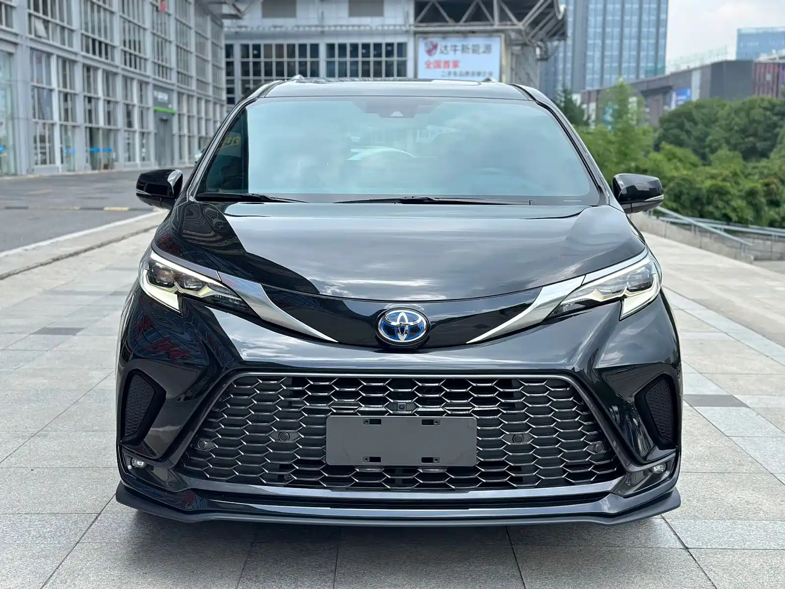 Фото 2 - Toyota Granvia