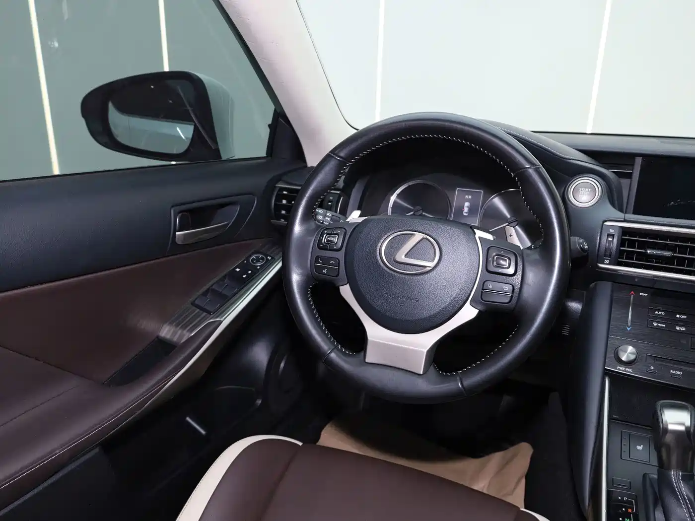 Фото 12 - Lexus IS