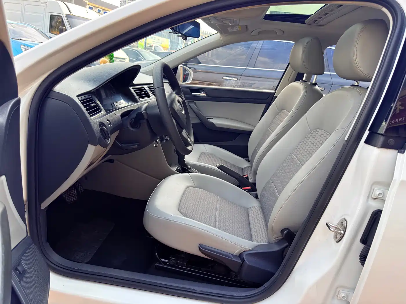 Škoda Rapid 2016 1.6L Automatic Pioneer Edition фото 7