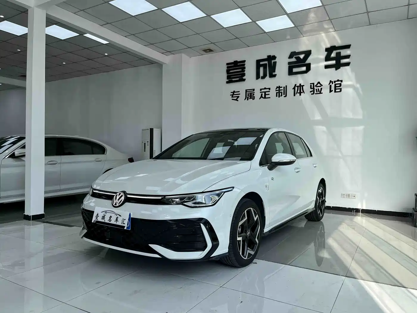 Volkswagen Golf 2025 Facelift 300TSI R-Line