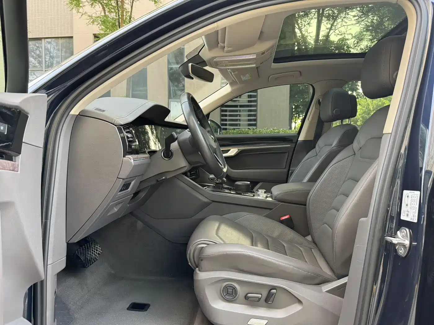 VOLKSWAGEN TOUAREG
