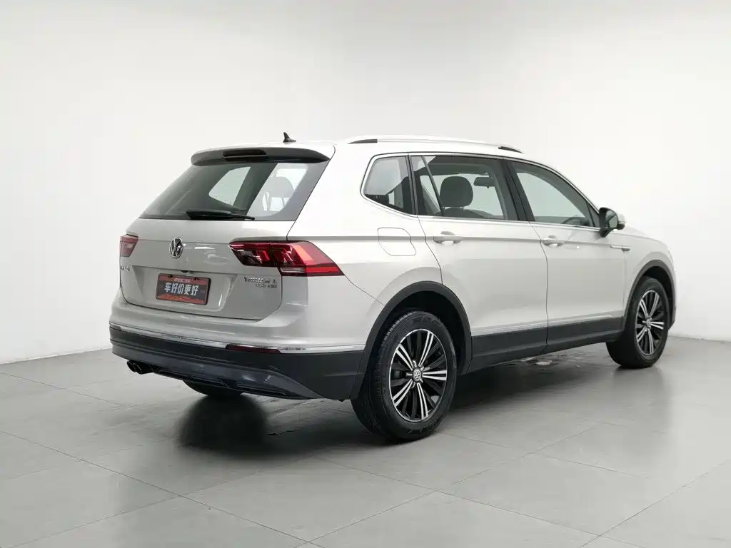 Photo 2 - Volkswagen Tiguan L