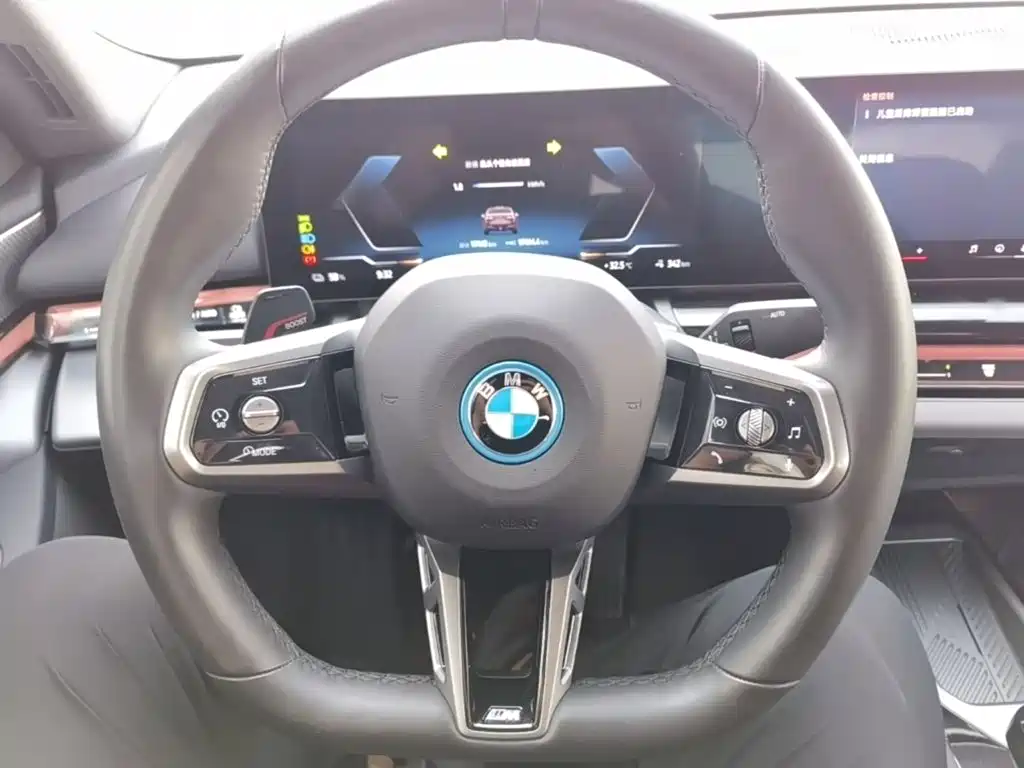 Photo 11 - BMW i5