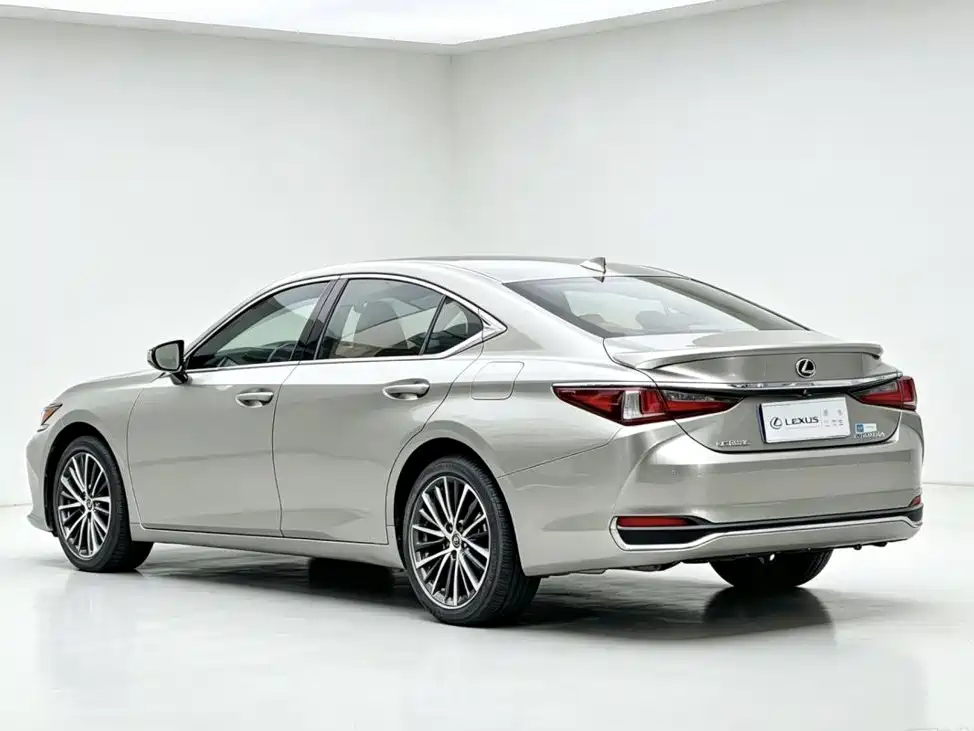 Фото 7 - Lexus ES