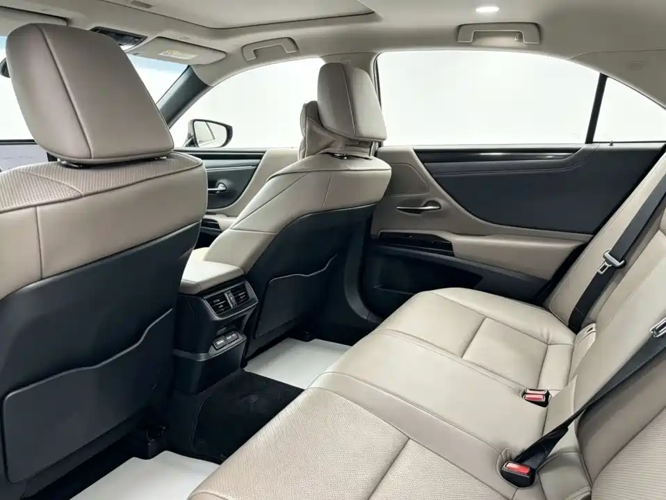 Фото 5 - Lexus ES