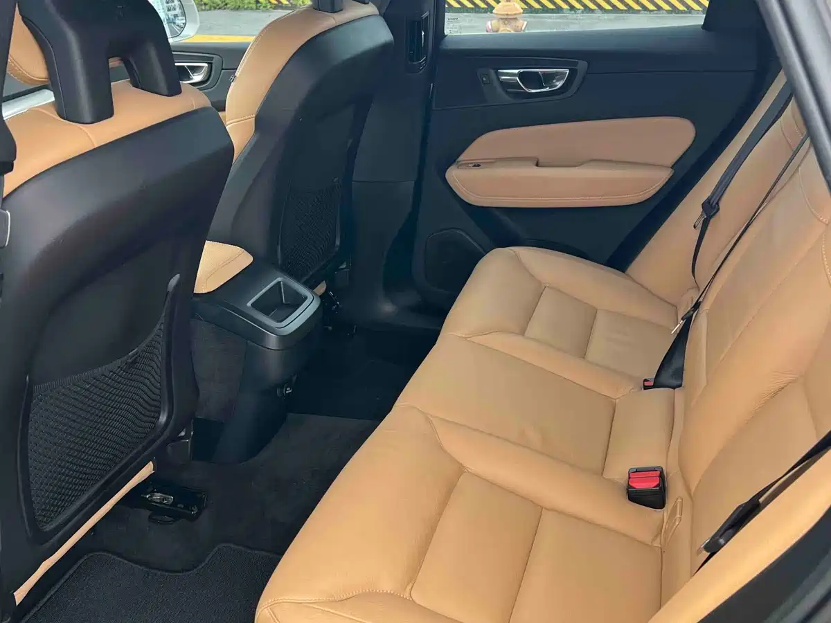 Volvo XC60 2018 T5 AWD Momentum Edition фото 8