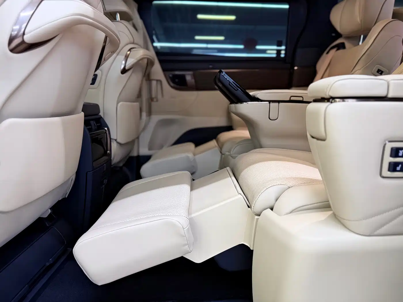 Toyota Alphard 2025 Hybrid 2.5L Ultimate Gold Edition фото 19