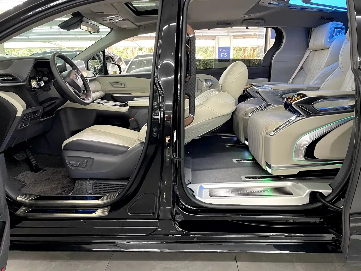 TOYOTA SIENNA
