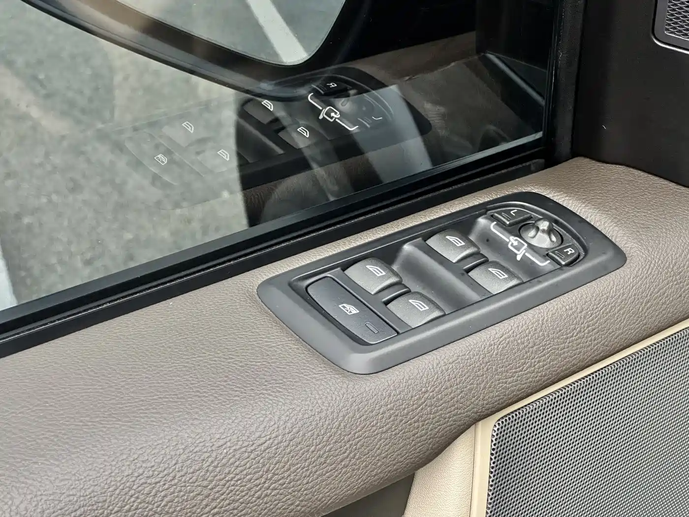 Land Rover Discovery 2016 3.0 SC V6 HSE Luxury фото 13