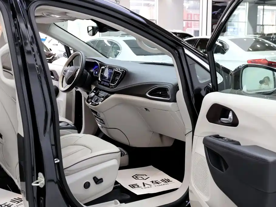 Chrysler Grand Voyager (Import) 2019 2017 3.6L Premium Edition