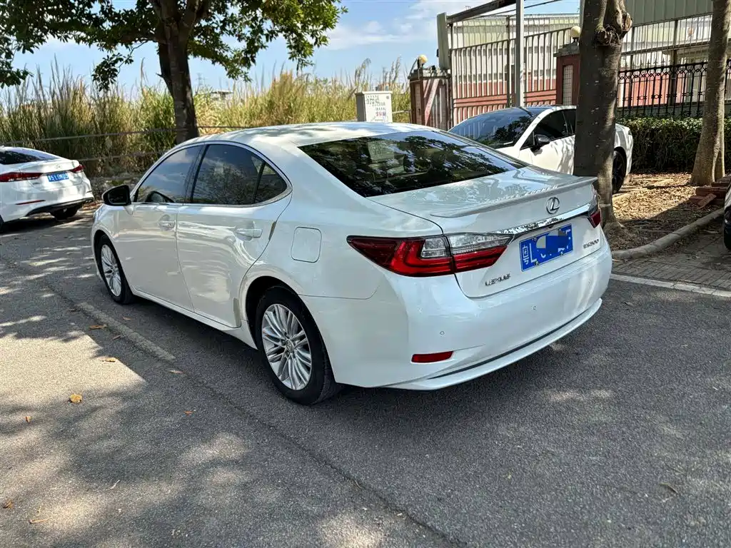 Lexus ES 2015 200 Elite Edition фото 11