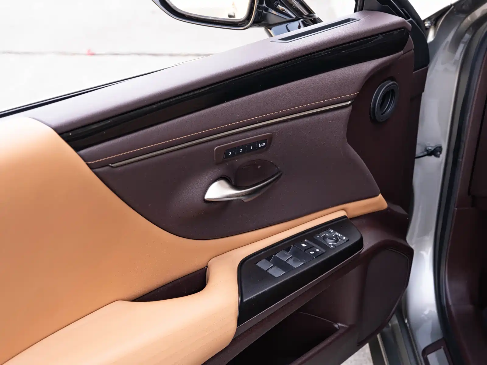 Photo 19 - Lexus ES