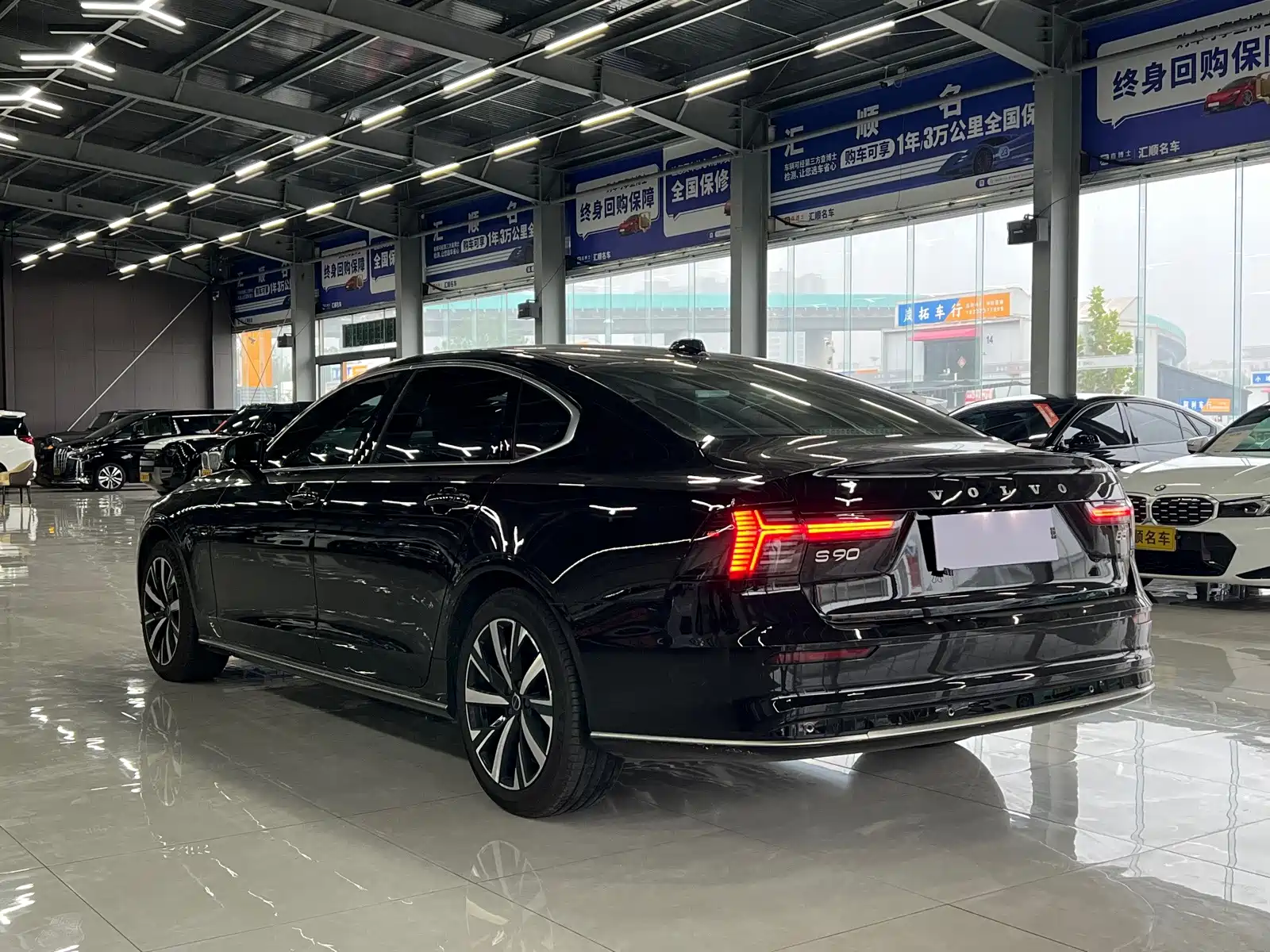 Photo 16 - Volvo S90