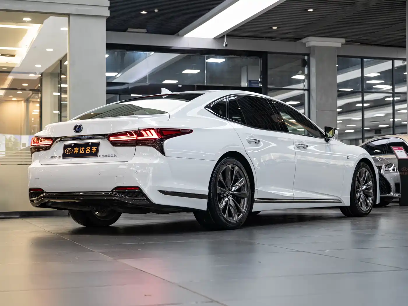 Фото 3 - Lexus LS
