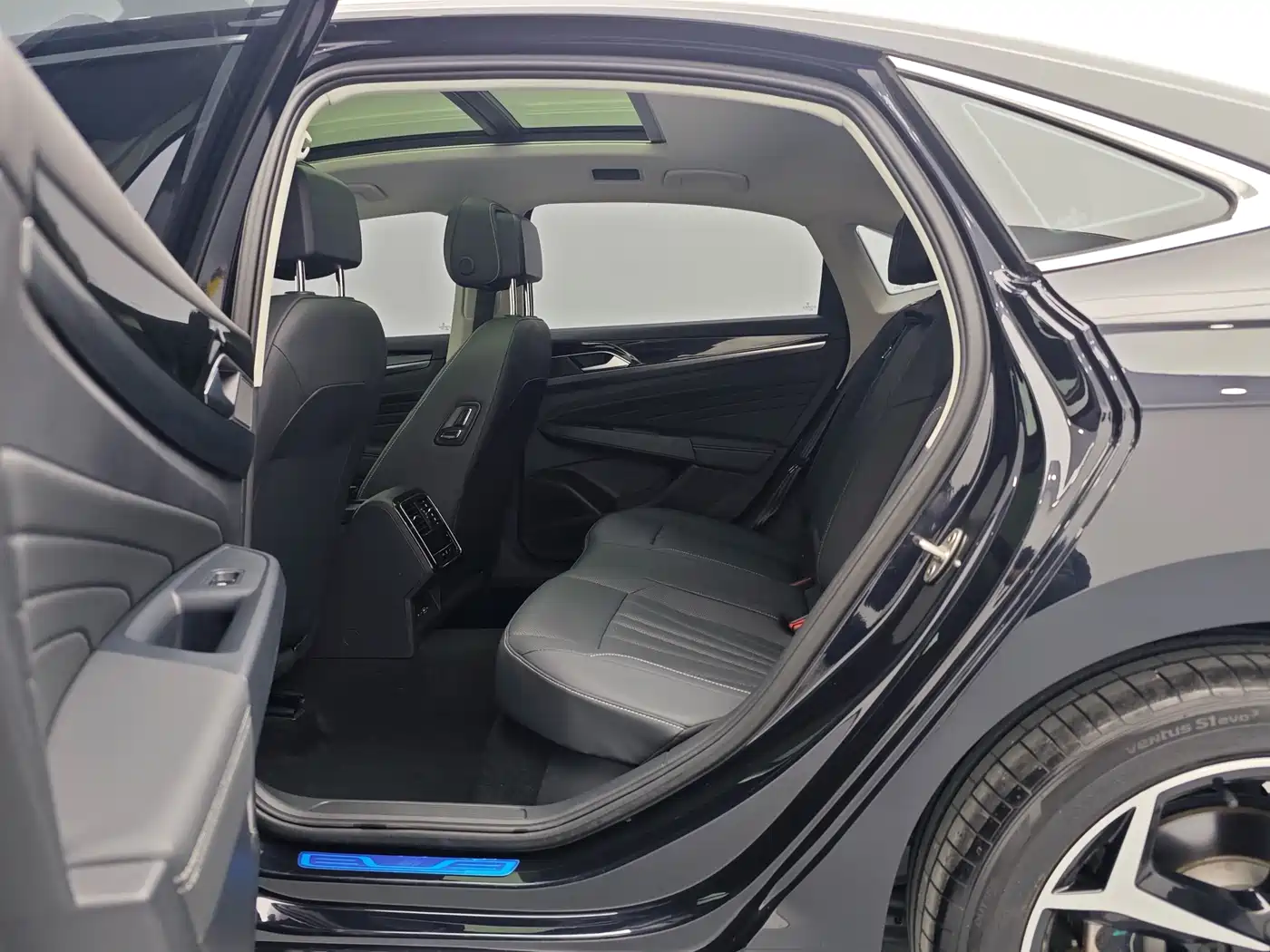Volkswagen Passat 2025 Outstanding 380TSI Starlight Dragon Soaring Edition фото 16