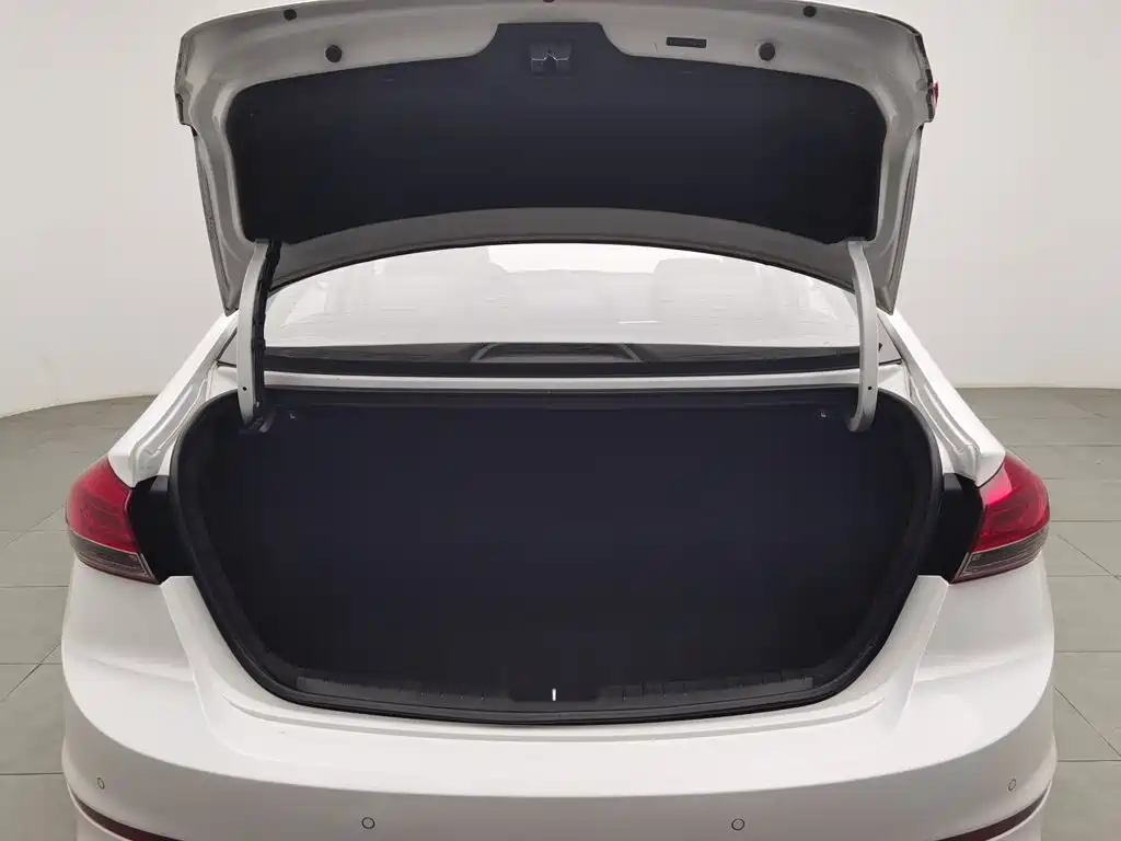 Photo 16 - Hyundai Elantra