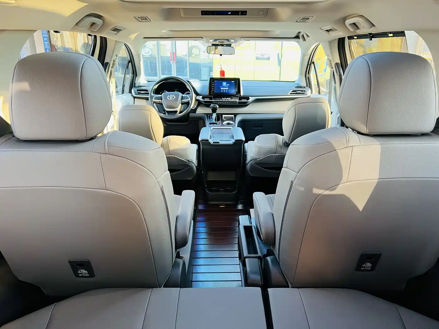 Toyota Granvia 2023 2.5L Hybrid Luxury Edition фото 11