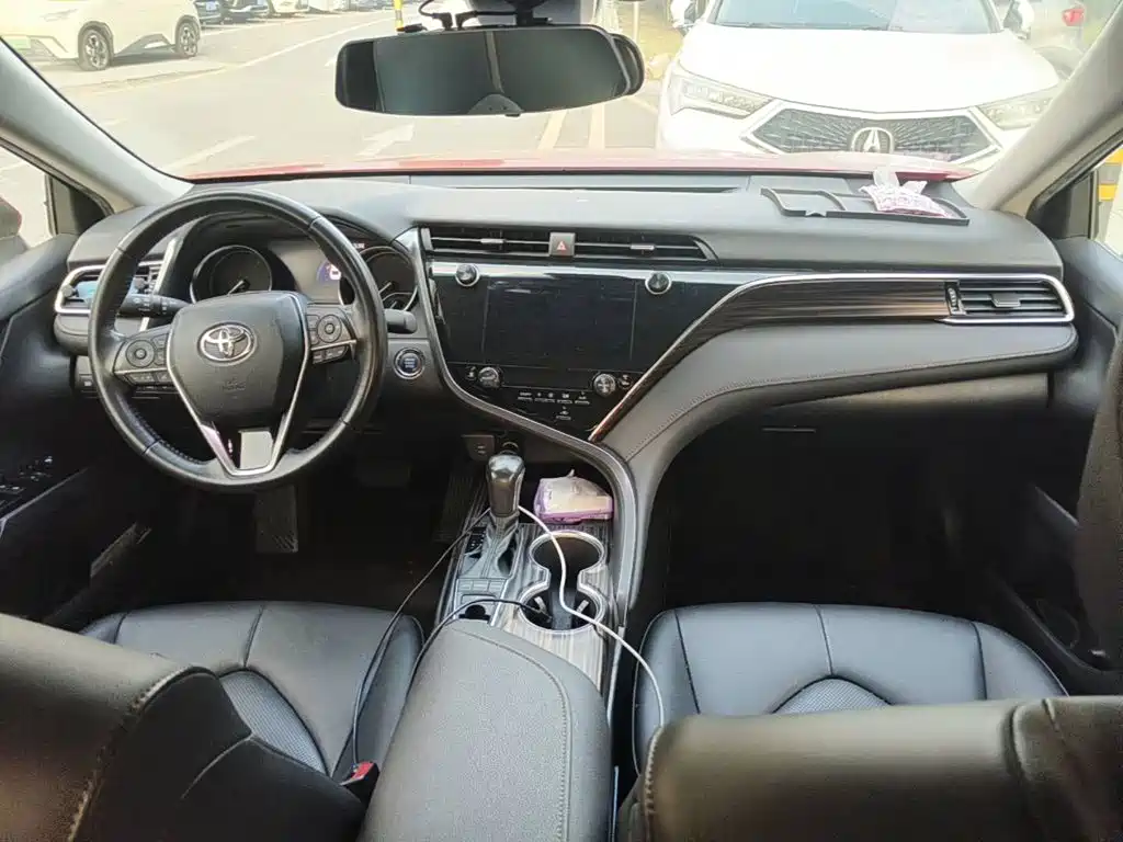 Фото 12 - Toyota Camry
