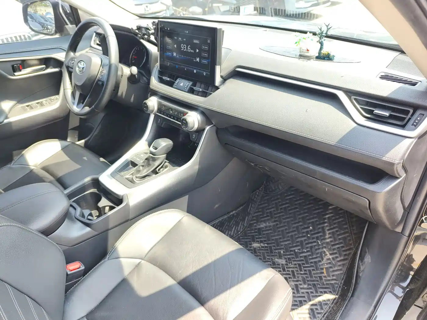 Toyota Wildlander 2022 2.0L CVT FWD Luxury PLUS Edition фото 11