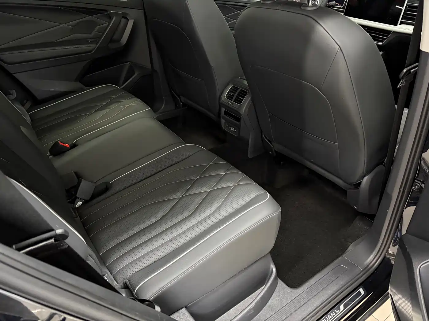 Volkswagen Tiguan L 2023 Facelift 330TSI Automatic 2WD Smart Edition фото 13