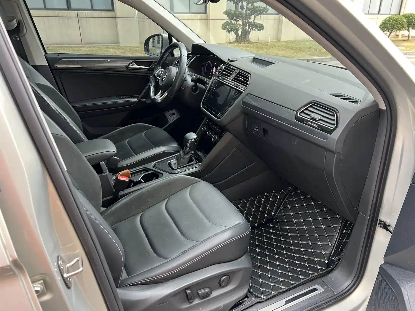 Volkswagen Tiguan L 2021 330TSI Automatic 2WD R-Line Premium фото 8