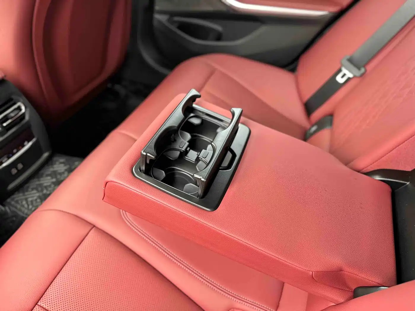 BMW 3 Series 2025 330i M Sport Night Edition фото 28