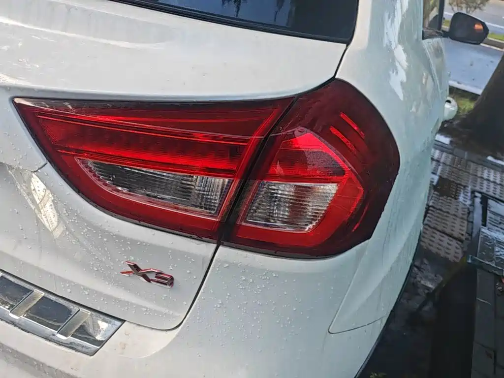 Фото 8 - Geely Vision X3