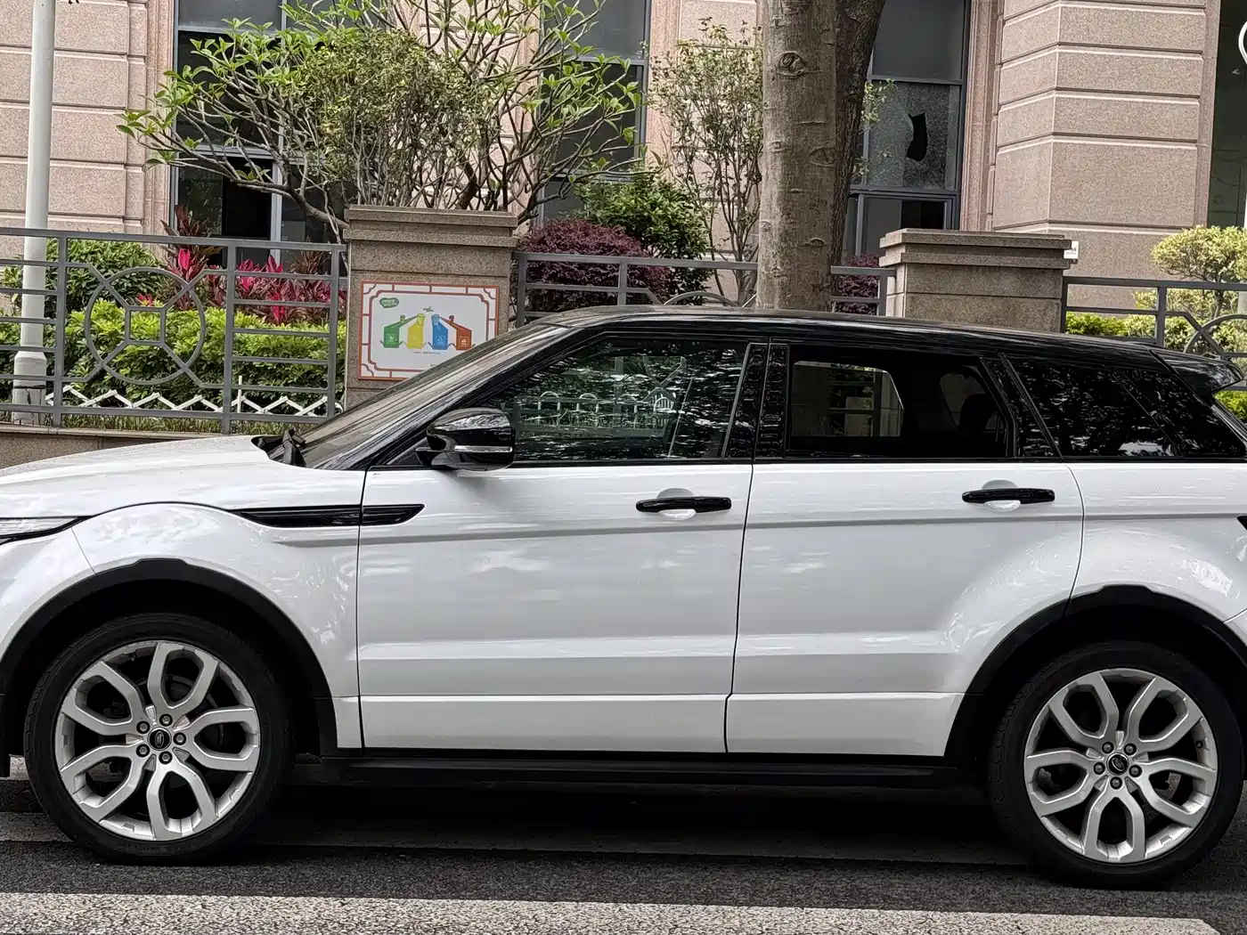 Land Rover Range Rover Evoque (Import) 2013 2.0T 5-door Dynamic Edition фото 3