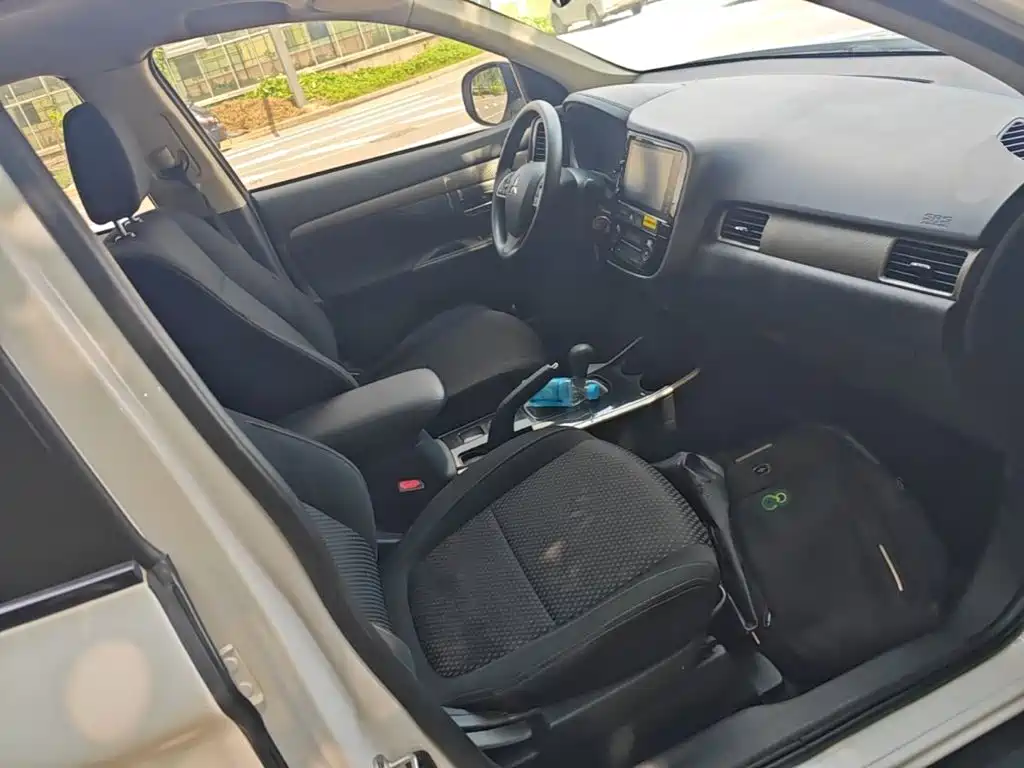 Фото 20 - Mitsubishi Outlander