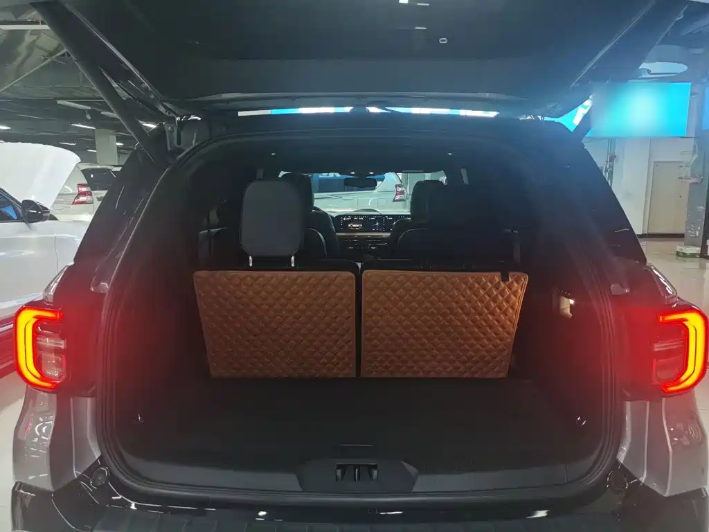 Фото 4 - Ford Explorer