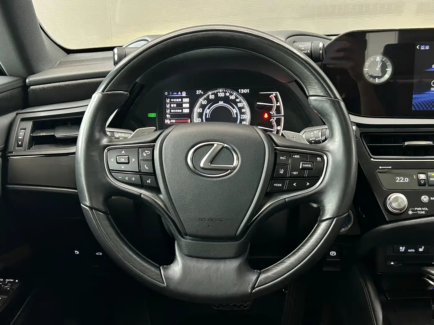 Фото 25 - Lexus ES