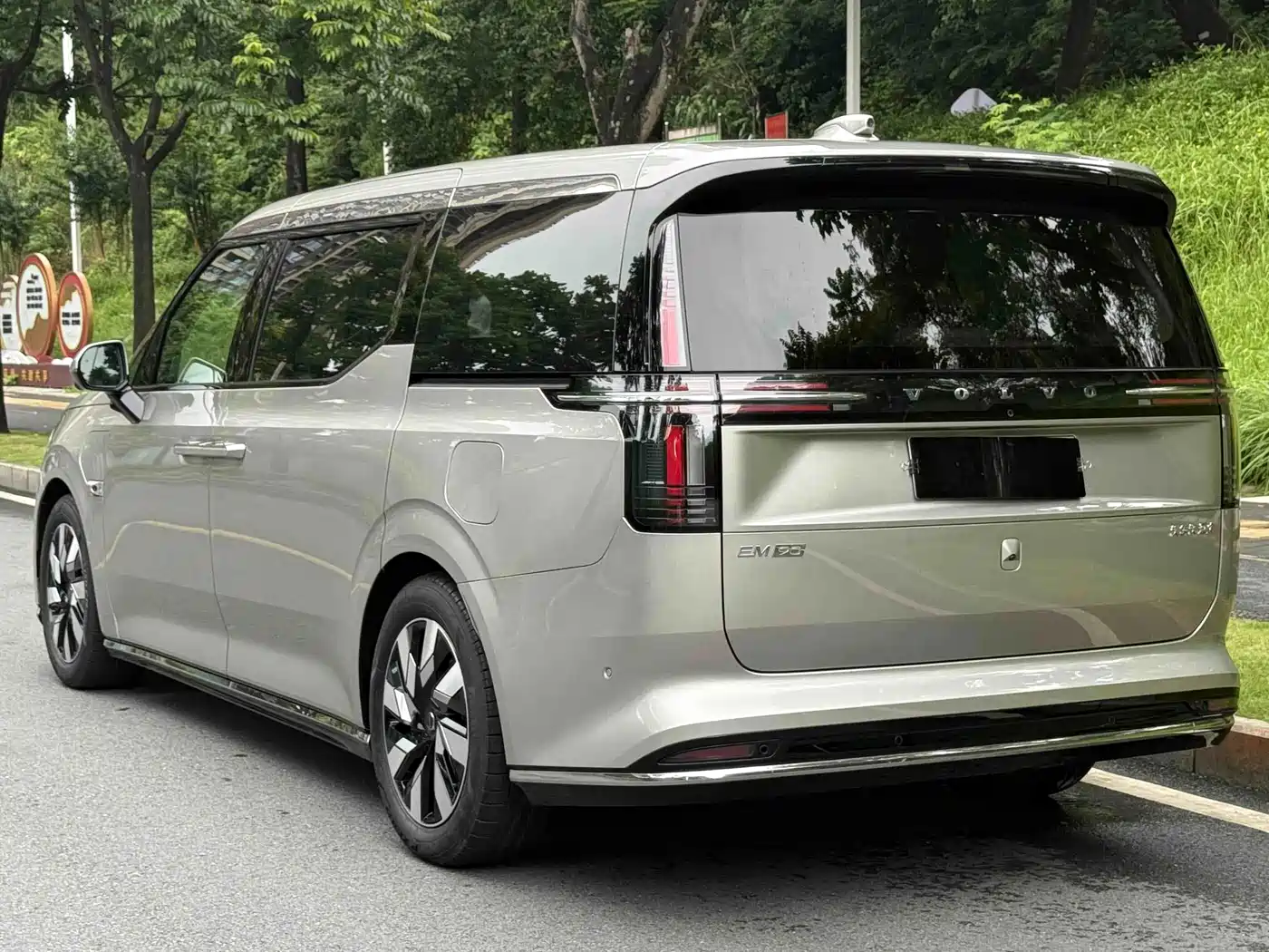 Volvo EM90 2024 2025 Ultra Six-Seater