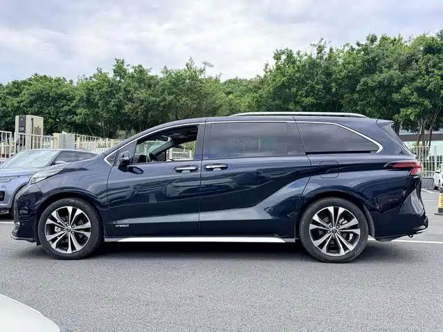Toyota Granvia 2023 2.5L Hybrid Prestige PLUS Edition — фото 3