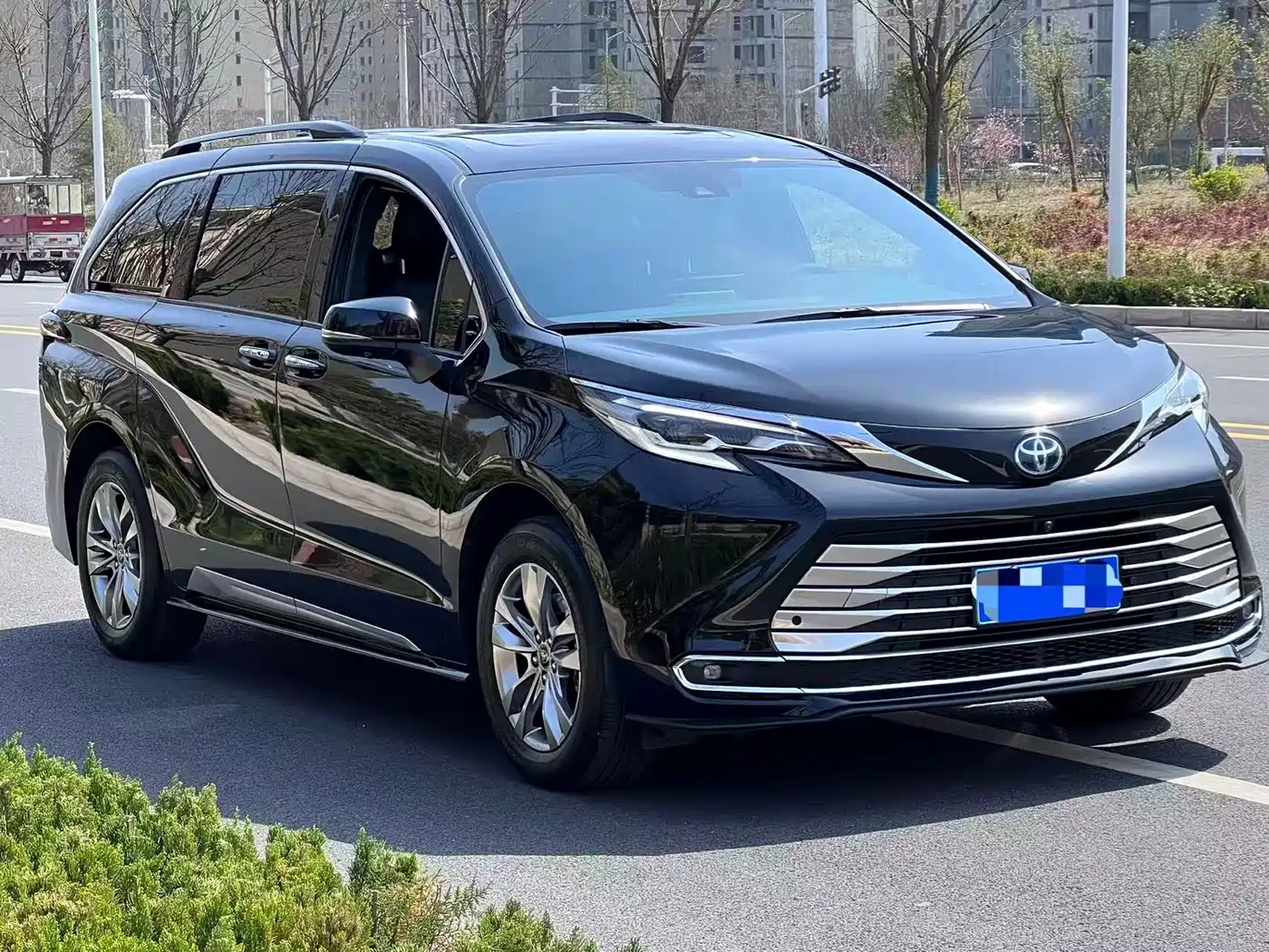 Toyota Sienna 2024 2.5L Hybrid Premium Edition фото 6