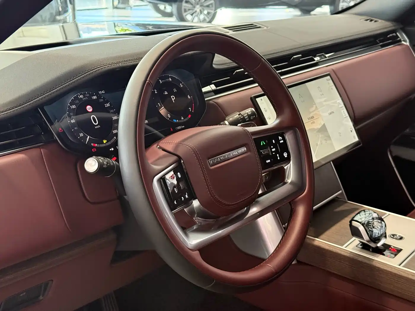 Land Rover Range Rover 2025 3.0 L6 400PS Genesis Extended Wheelbase фото 7