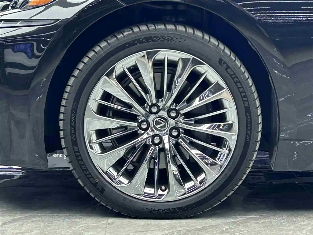Lexus LS 2018 500h Executive Edition China V фото 4