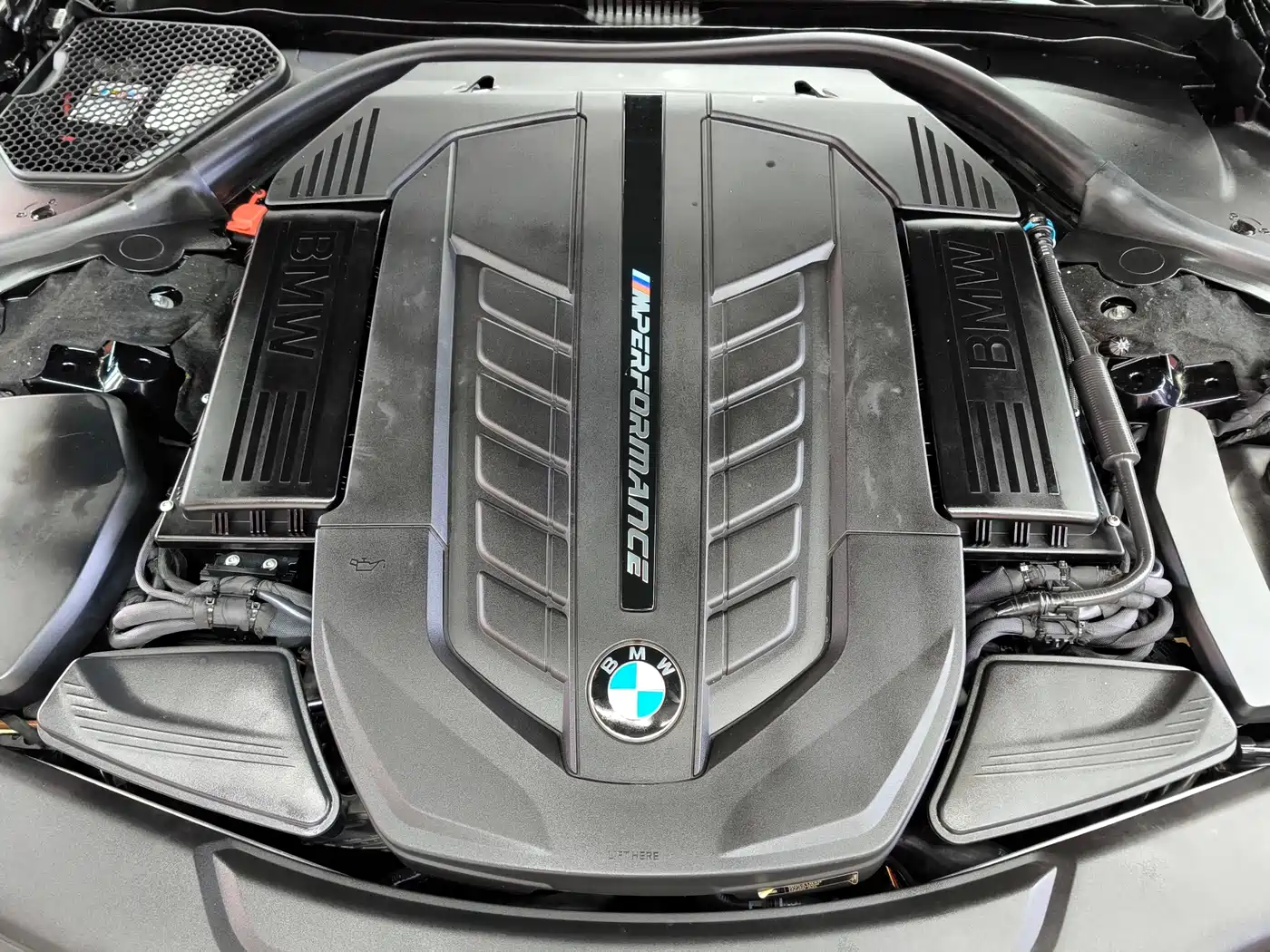 BMW 7 Series 2018 M760Li xDrive фото 37