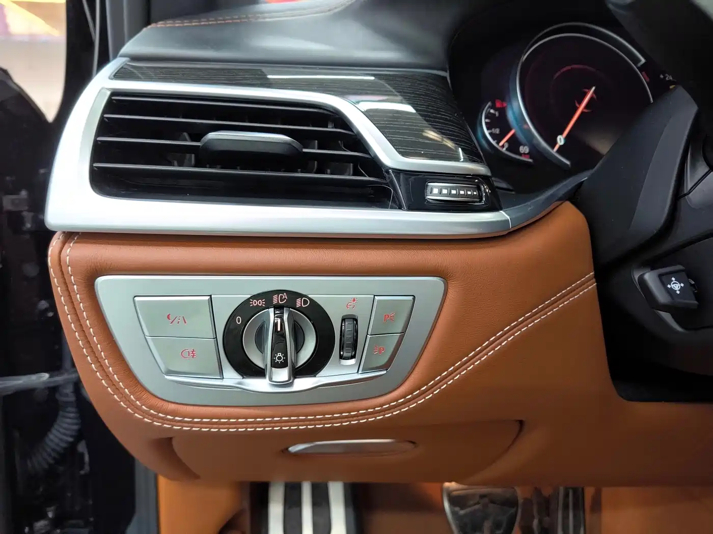 BMW 7 Series 2018 M760Li xDrive фото 25