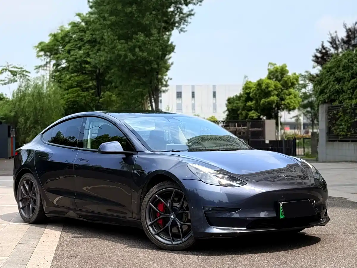 TESLA MODEL 3