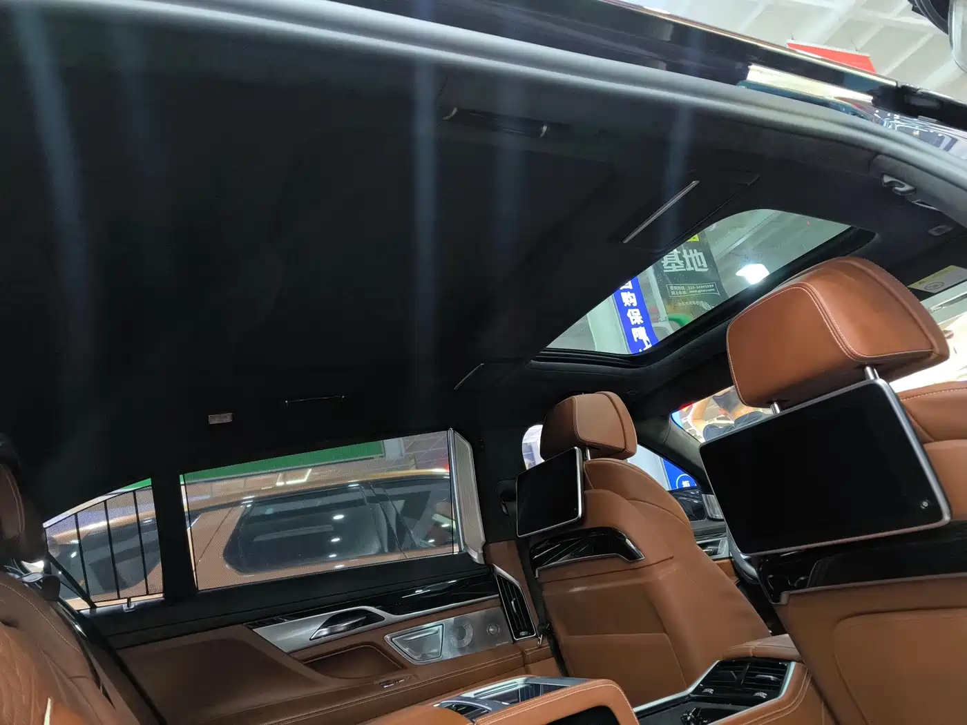 BMW 7 Series 2018 M760Li xDrive фото 32