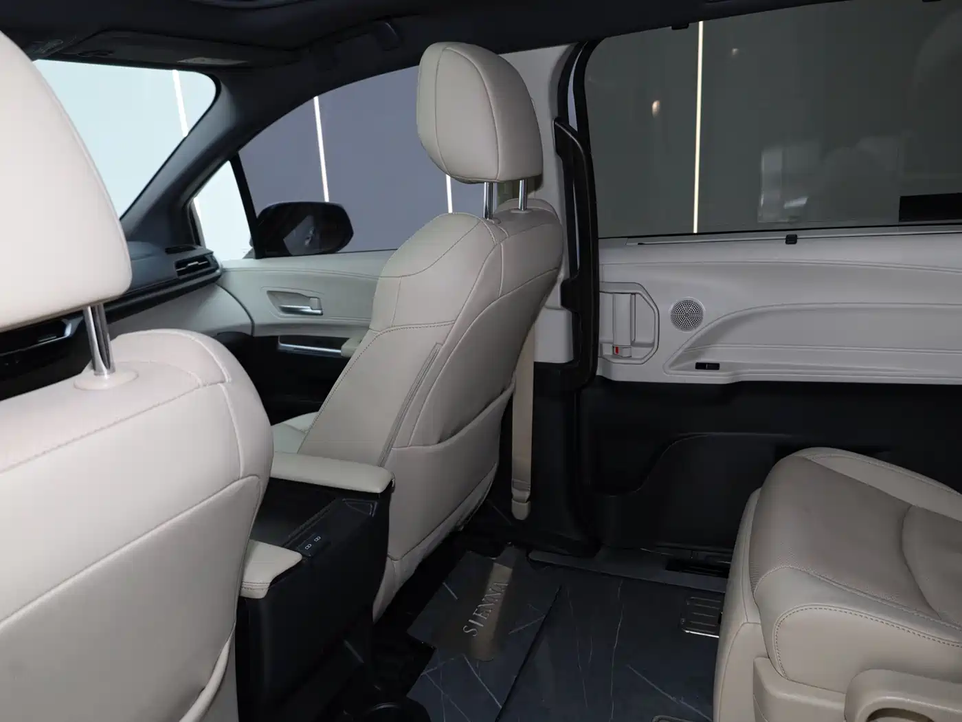 Toyota Sienna 2023 2.5L Hybrid Premium Edition фото 30