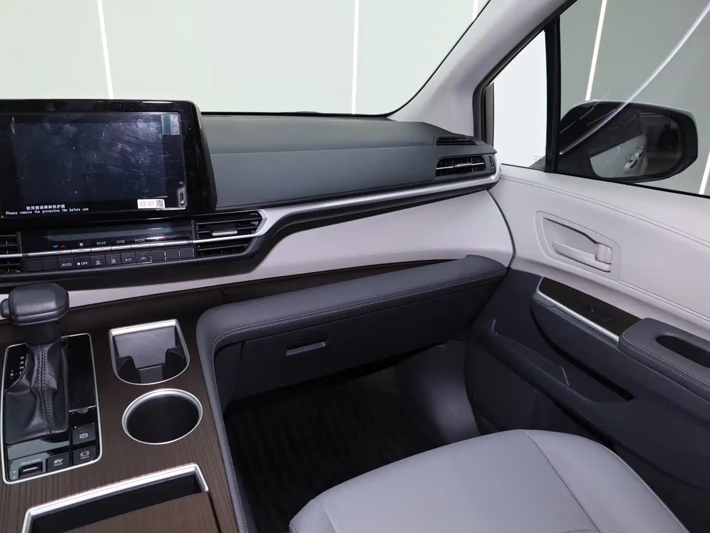 Toyota Granvia 2023 2.5L Hybrid Luxury Edition фото 21