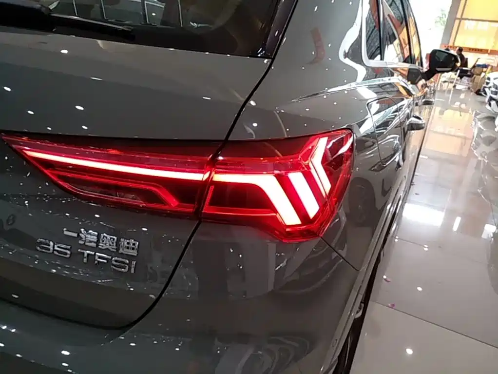 Photo 8 - Audi Q3