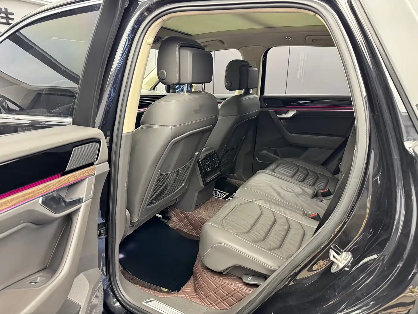 Volkswagen Touareg 2019 2.0TSI Sharp Wing Edition China VI фото 9