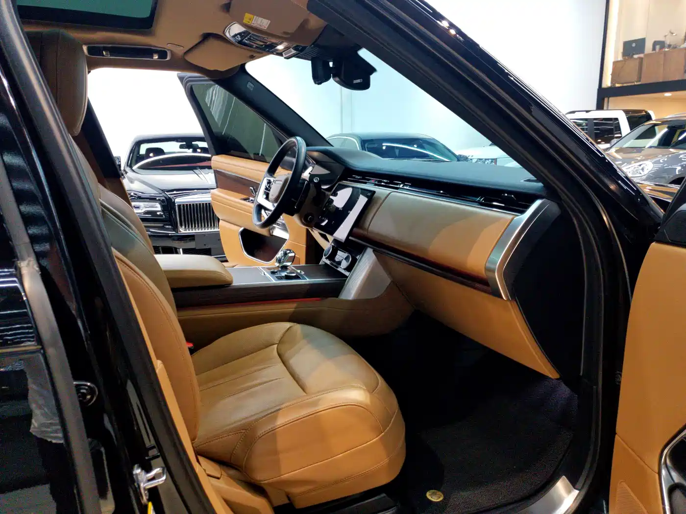 Land Rover Range Rover 2023 3.0 L6 400PS Golden Age 7-Seater Long Wheelbase фото 7