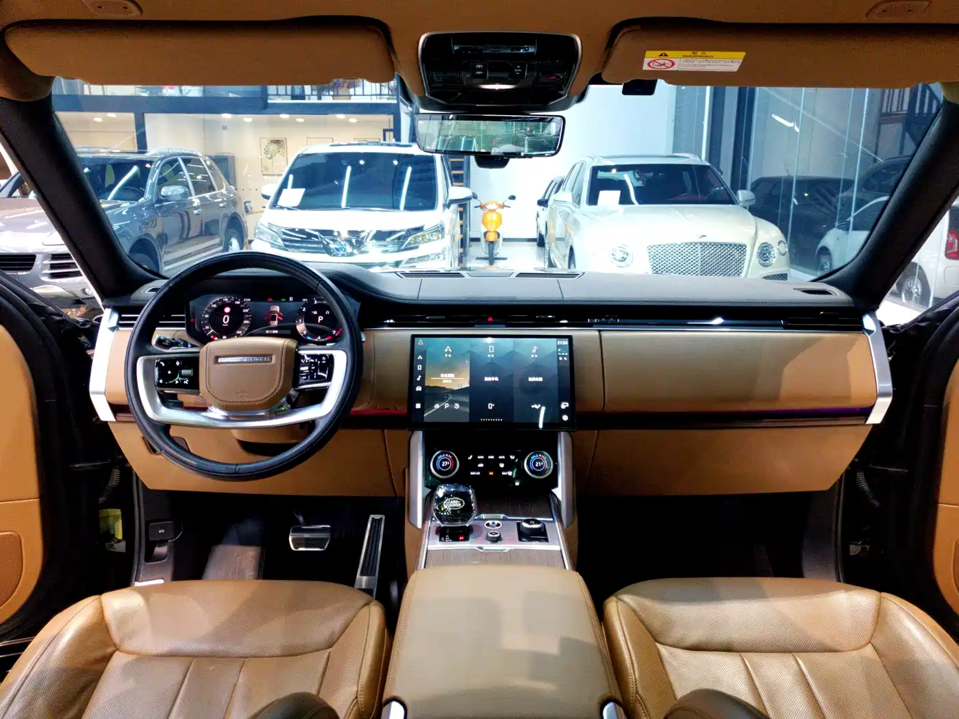 Land Rover Range Rover 2023 3.0 L6 400PS Golden Age 7-Seater Long Wheelbase фото 11